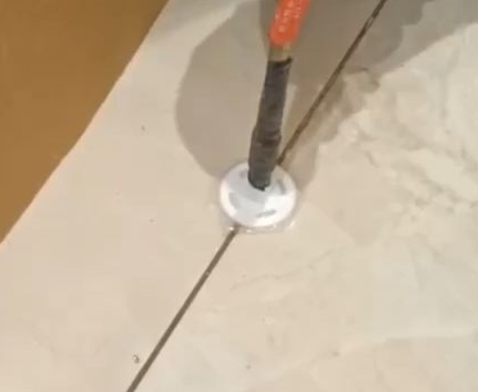 湖里瓷砖空鼓维修公司专业解答瓷砖在铺贴过程中，如果没有涂抹均匀到位的粘结材料（如水泥砂浆或瓷砖胶），可能会导致以下问题